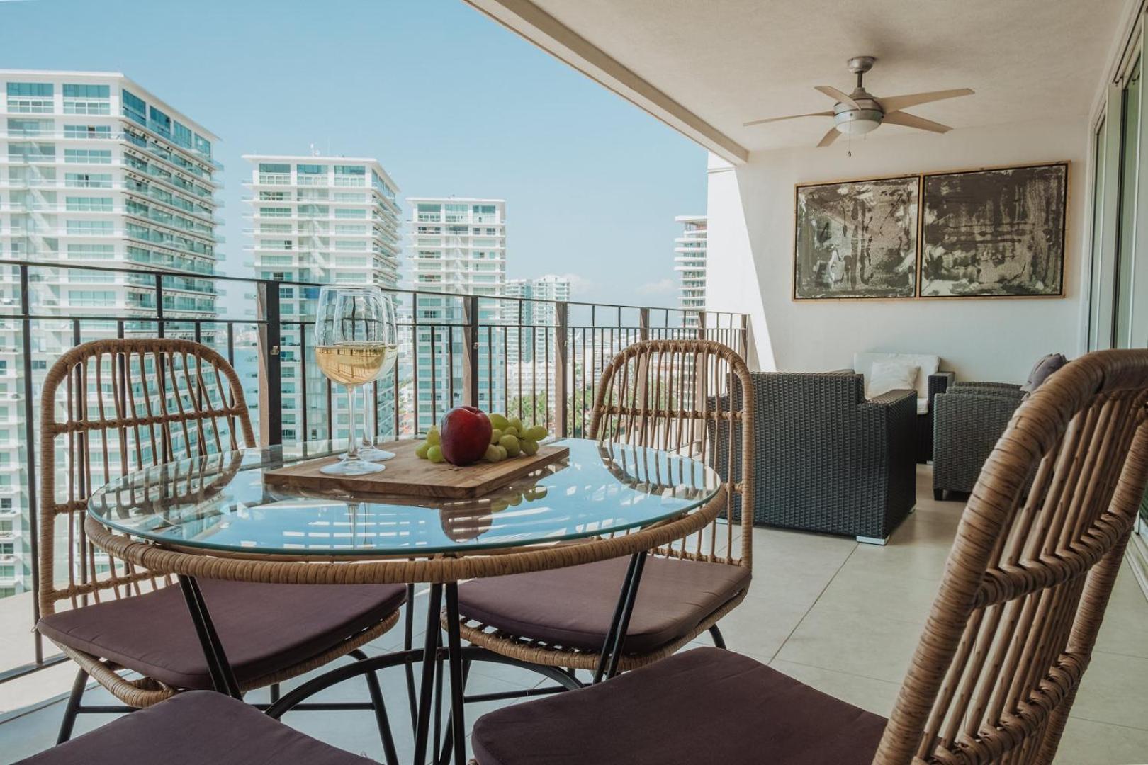 Grand Venetian Beachfront Condos Puerto Vallarta Exterior foto