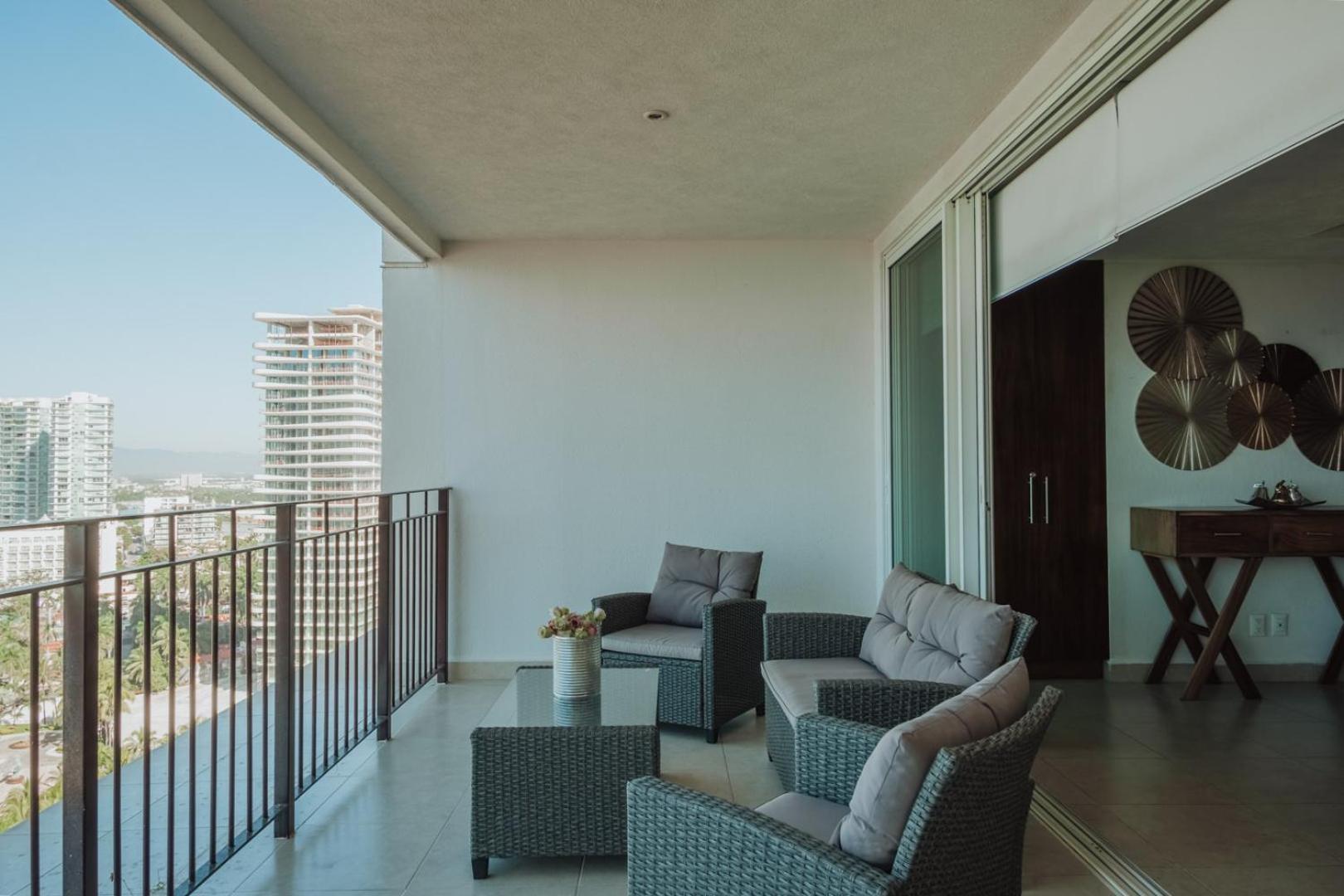 Grand Venetian Beachfront Condos Puerto Vallarta Exterior foto